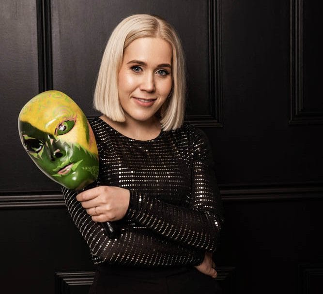 Vedėja Neringa: scenos energija prie mafijos stalo